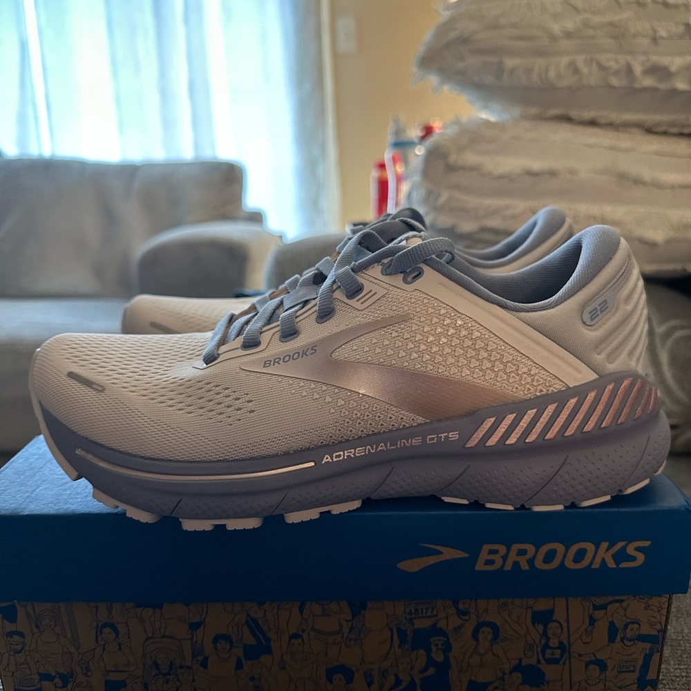 Brooks adrenaline GTS 22 size 8 new in box